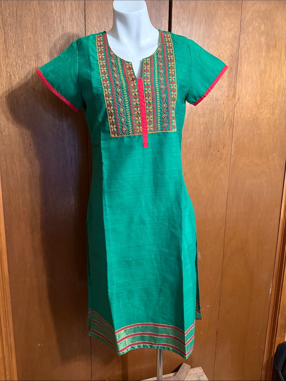 Green Embroidered Short-Sleeve Kurti Dress